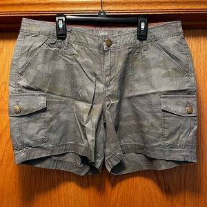 Women’s shorts with light camo print